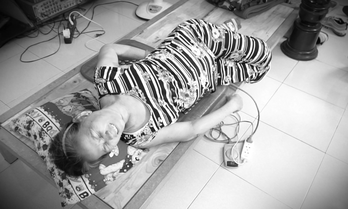 Cô Cúc "vật lộn" với những cơn đau nhức khi thay đổi thời tiết